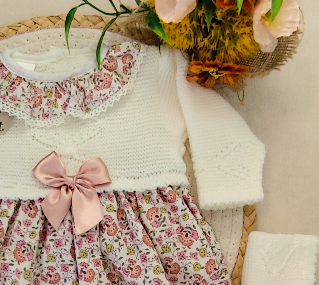Vestido floral com touca