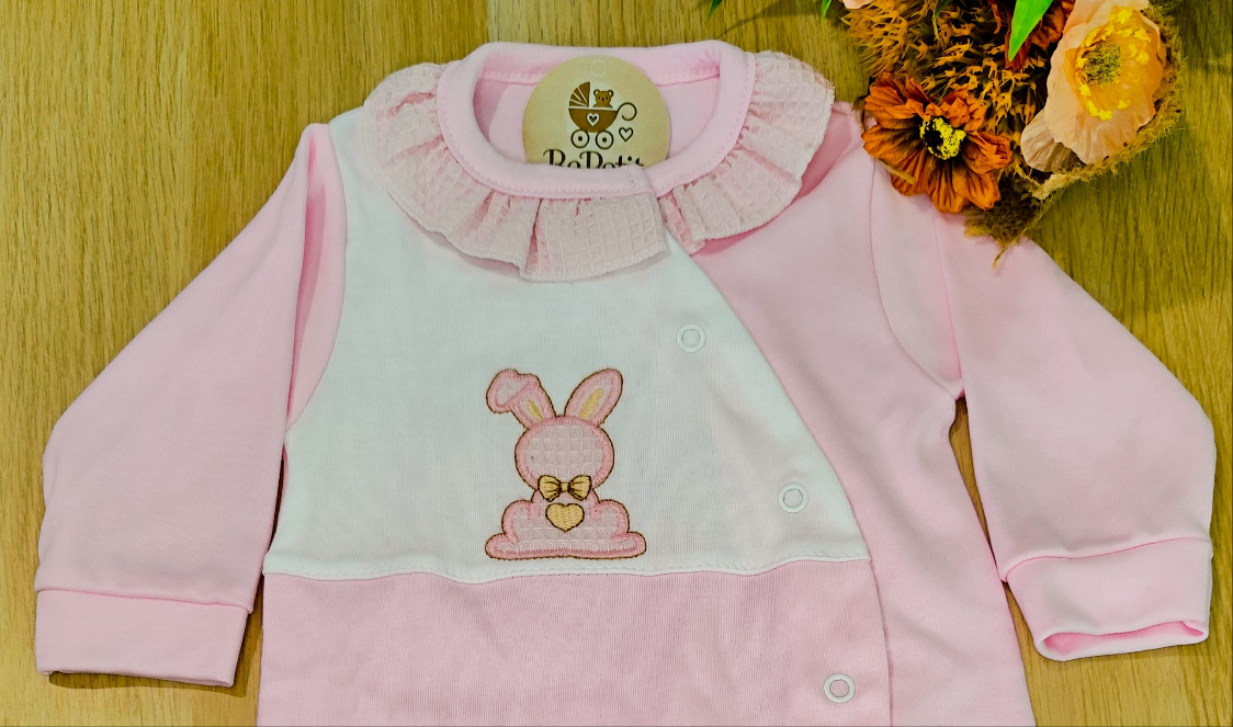 Babygrow para Bebé Rosa com Bordado de Coelhinho