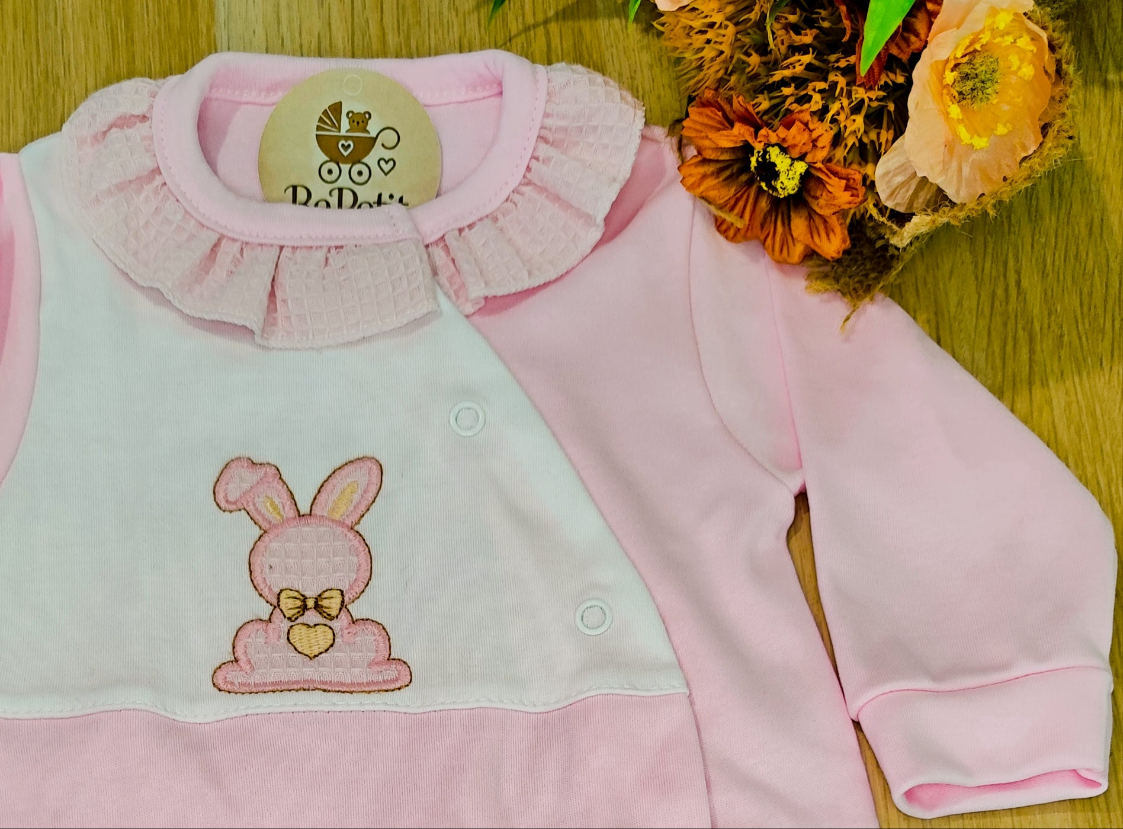 Babygrow para Bebé Rosa com Bordado de Coelhinho