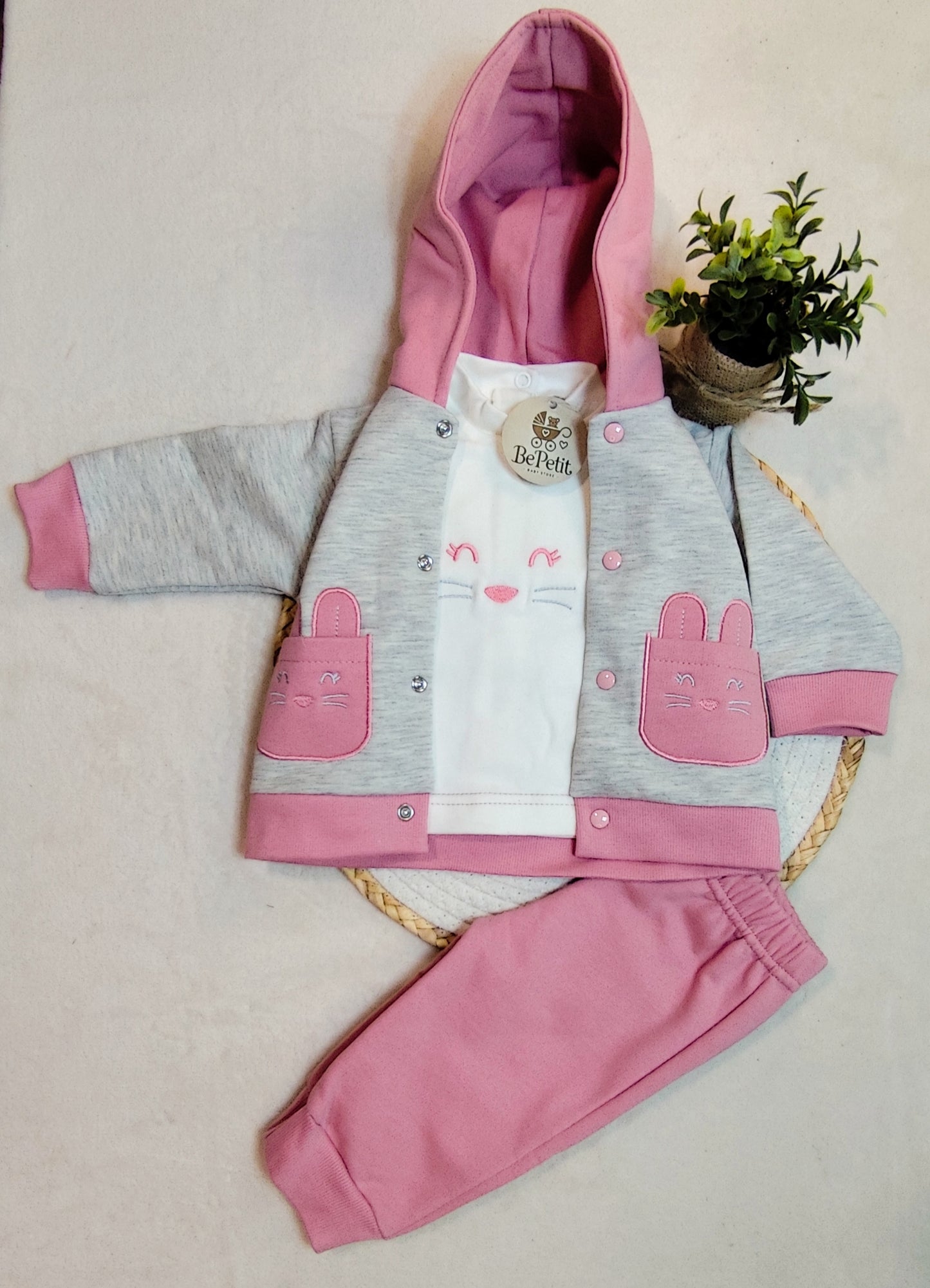 Conjunto cinza de três peças coelhinho