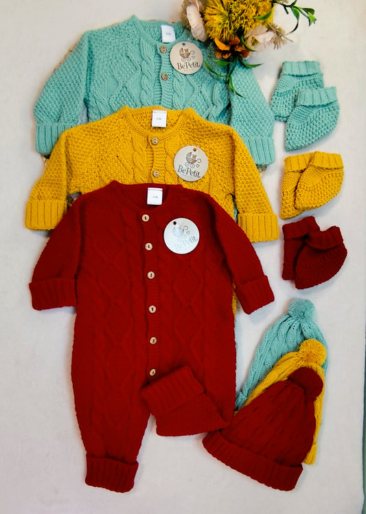 Conjunto de macacão com gorro e carapins
