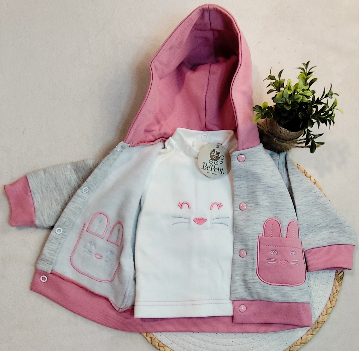 Conjunto cinza de três peças coelhinho