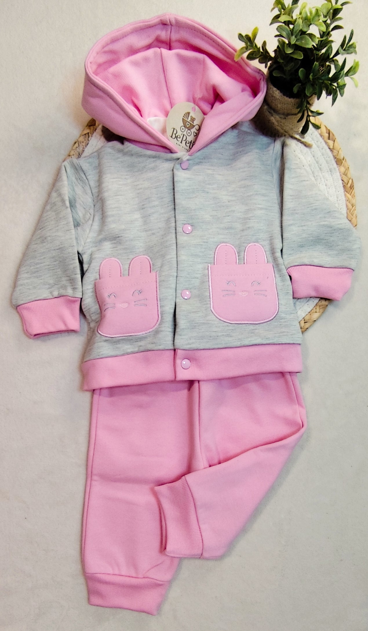 Conjunto cinza de três peças coelhinho