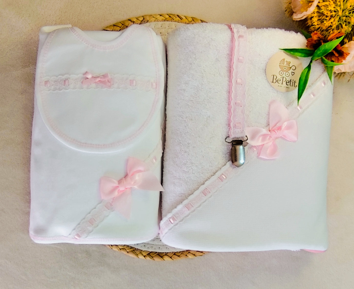 Conjunto com babete, toalha,fralda,prende chupeta