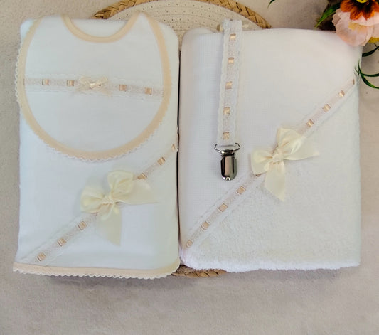 Conjunto com babete, toalha,fralda,prende chupeta
