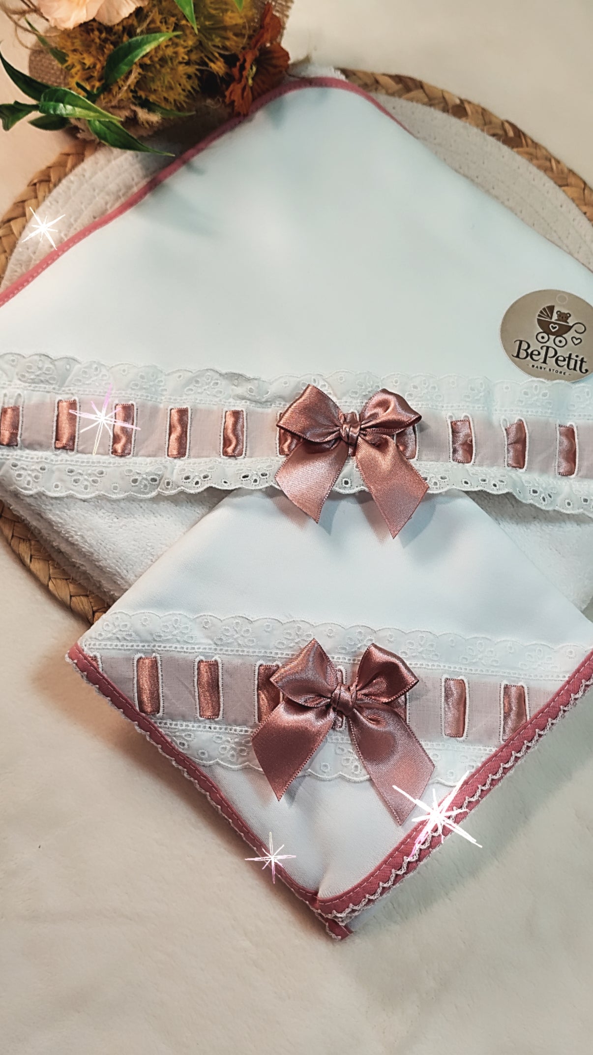 Conjunto toalha+ fralda bordado inglês