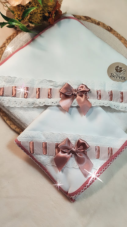 Conjunto toalha+ fralda bordado inglês