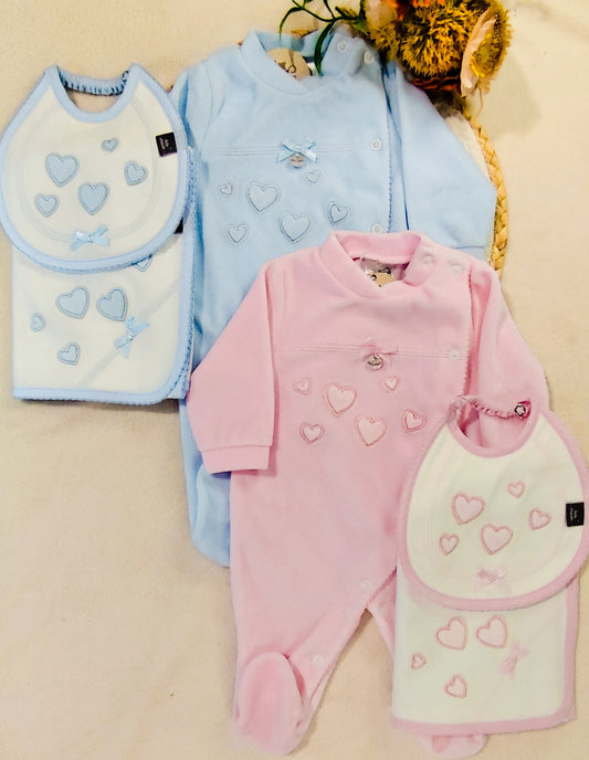 Conjunto Babygrow + fralda e babete veludo corações