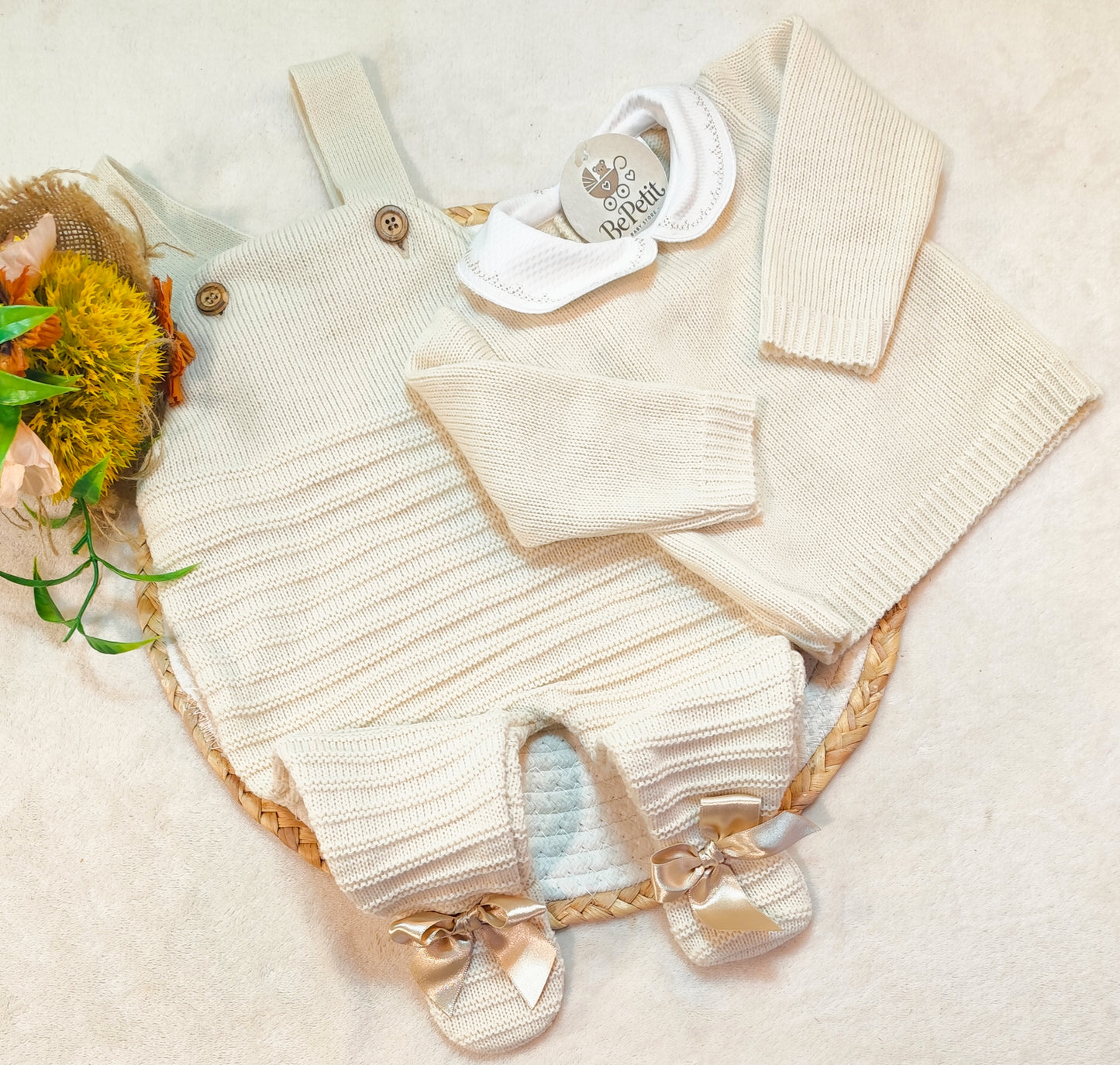 Jardineira com camisola laços nos pés