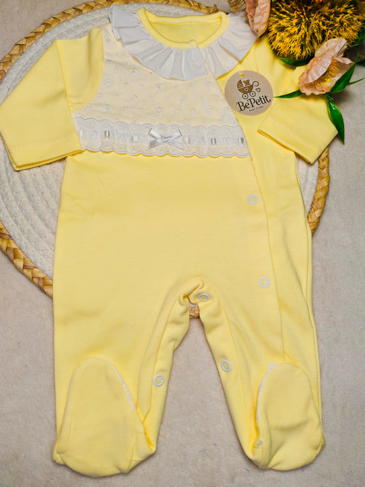 Babygrow algodão bordado amarelo