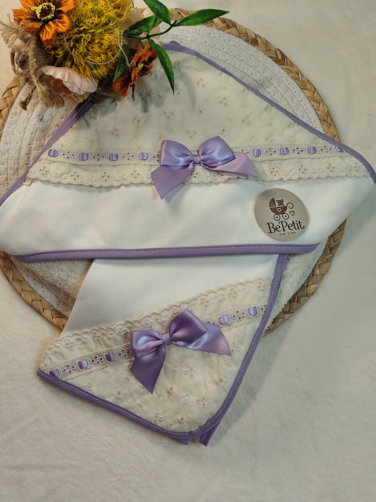 Conjunto toalha+ fralda bordado inglês lavanda