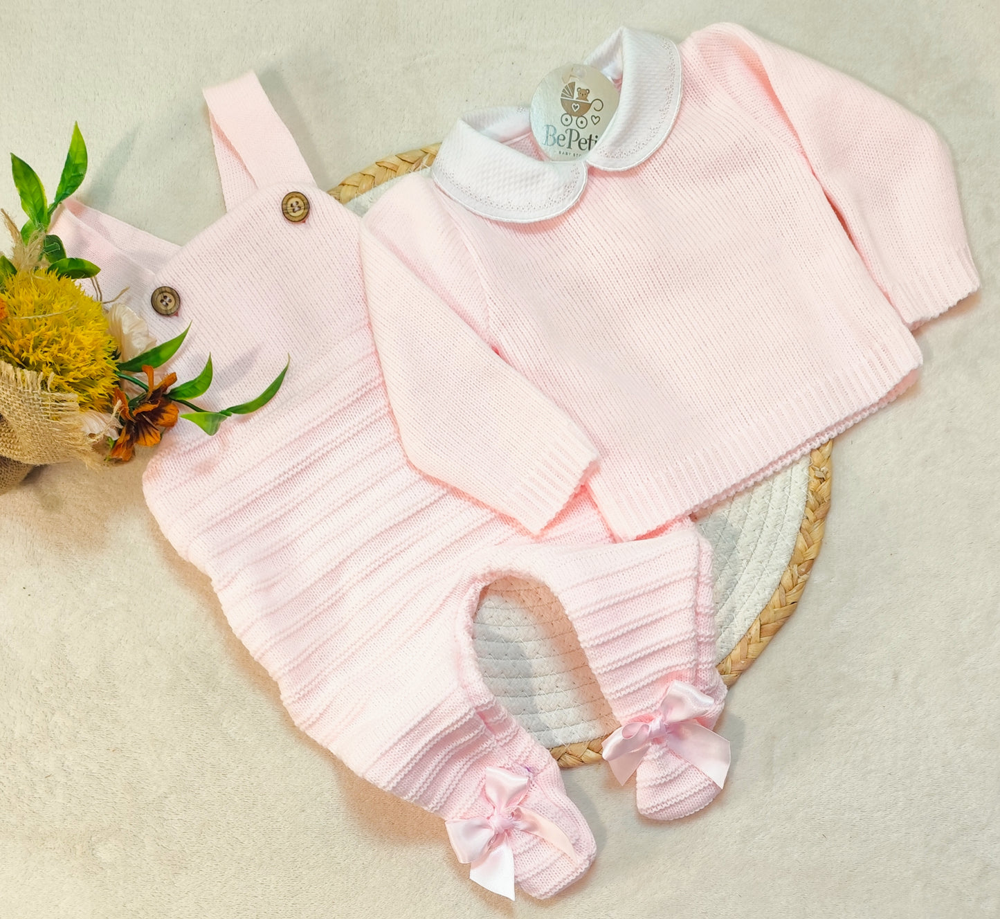 Jardineira com camisola laços nos pés