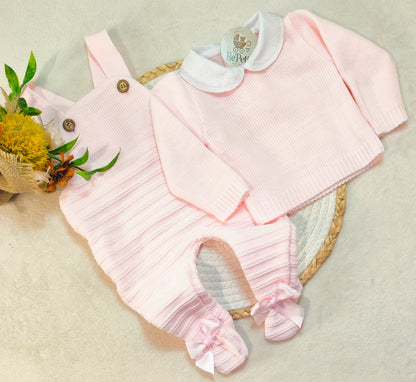 Jardineira com camisola laços nos pés