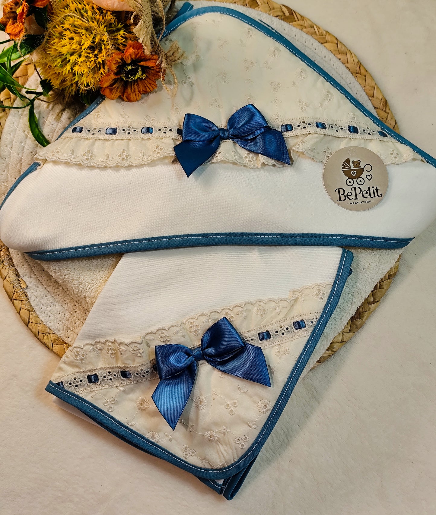 Conjunto toalha+ fralda bordado inglês azul