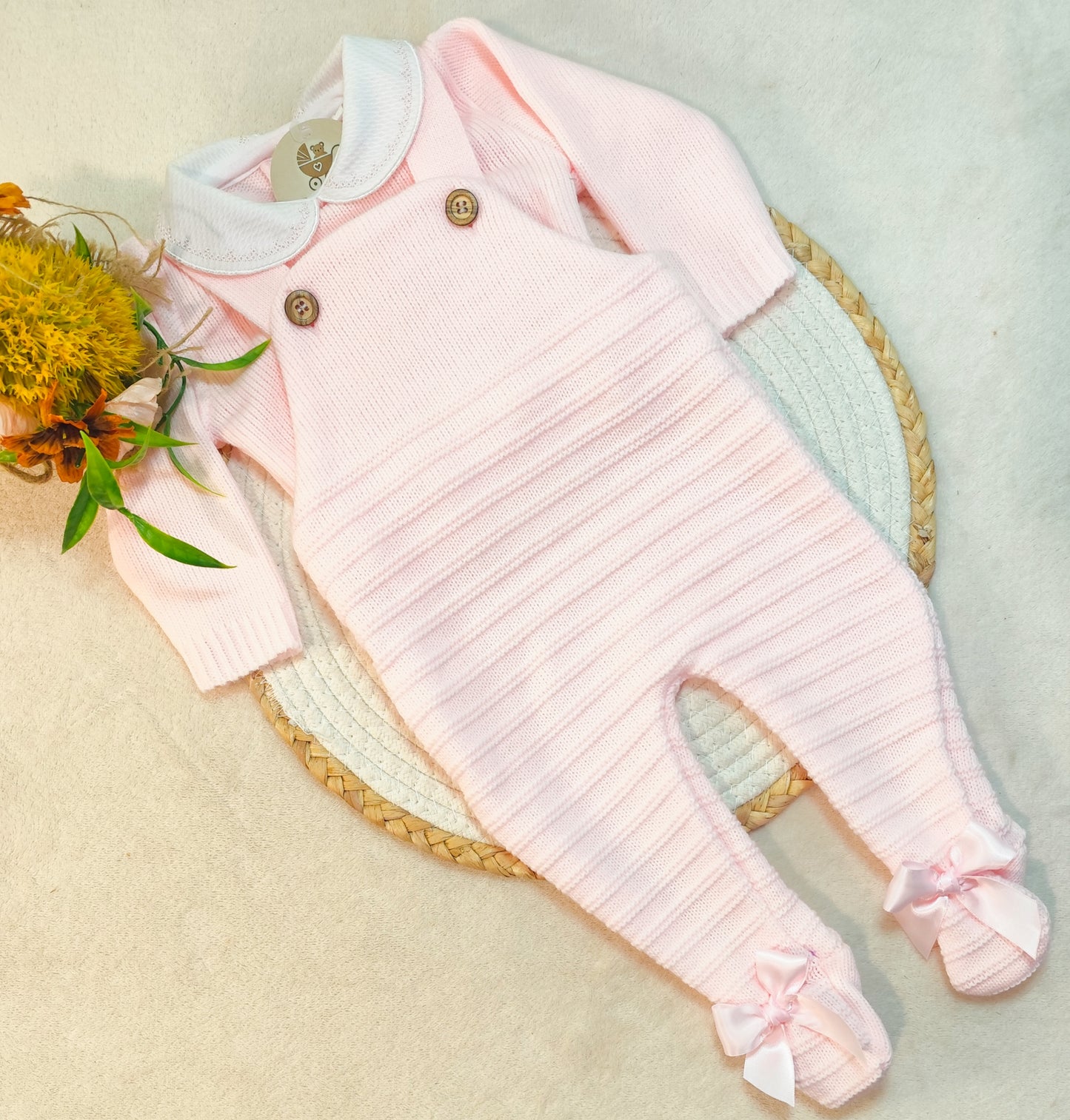 Jardineira com camisola laços nos pés