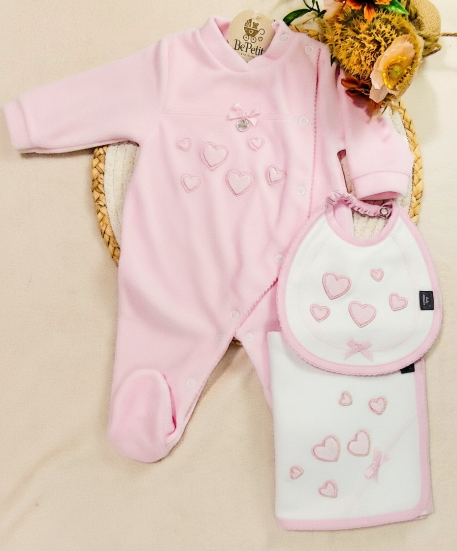 Conjunto Babygrow + fralda e babete veludo corações