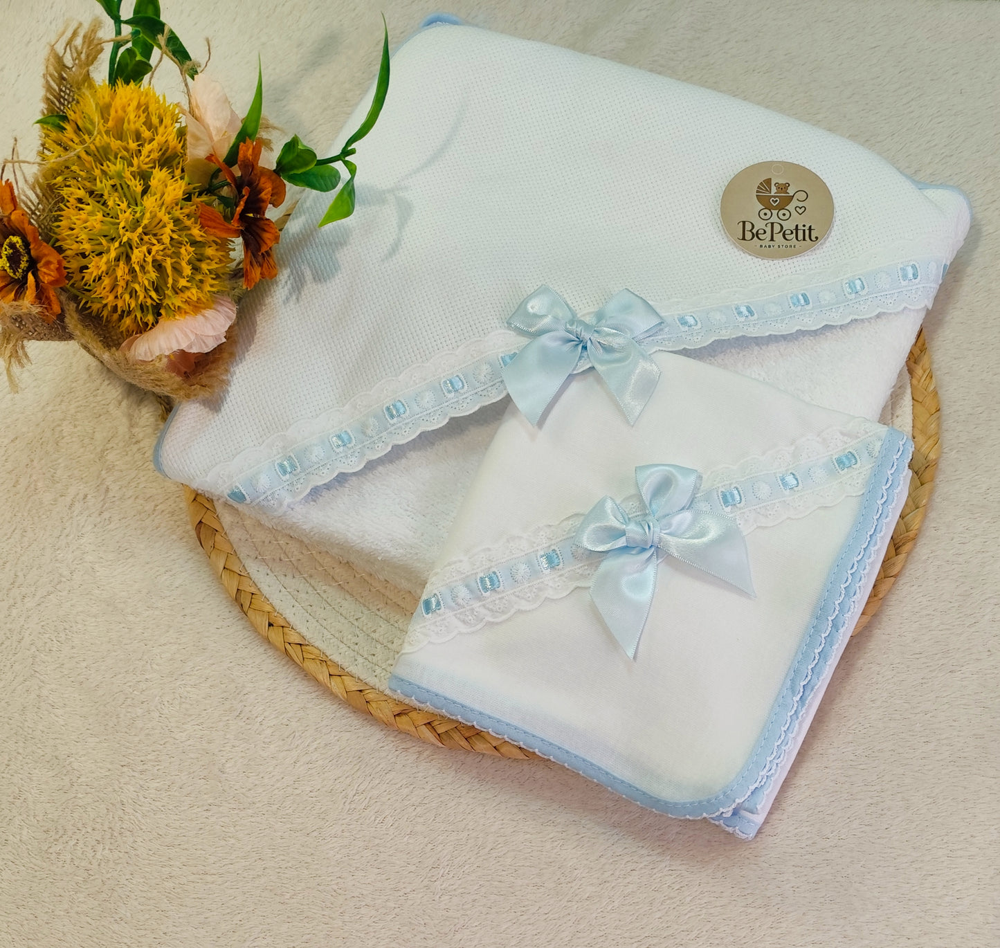 Conjunto Toalha + Fralda com bordado inglês