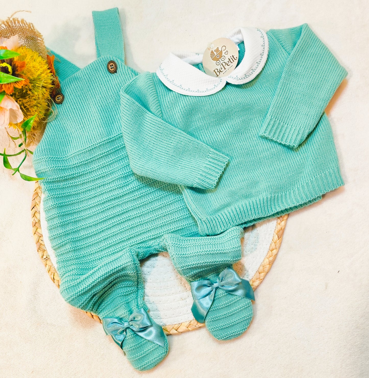 Jardineira com camisola laços nos pés