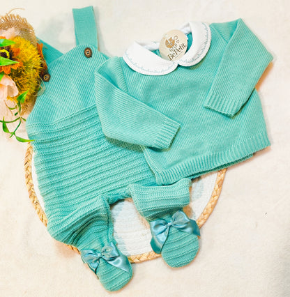 Jardineira com camisola laços nos pés