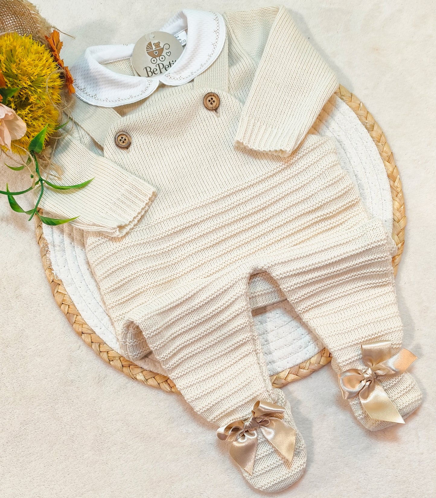 Jardineira com camisola laços nos pés