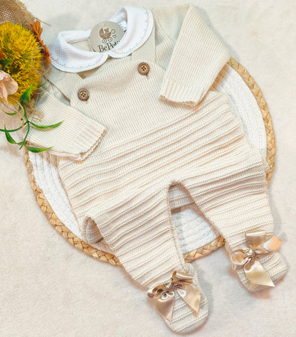 Jardineira com camisola laços nos pés